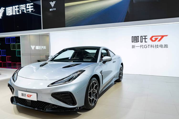 佛山160哪吒汽车在智能汽车领域的表现，领途汽车在新能源汽车市场中的影响力